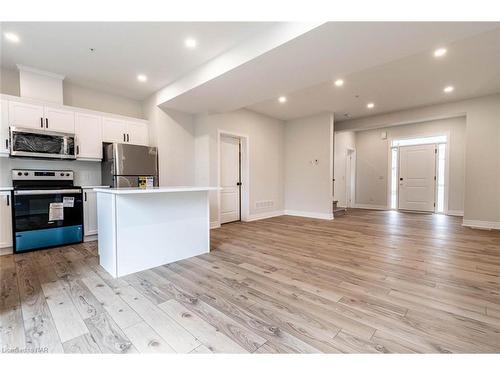 3-121A Moffatt Street, St. Catharines, ON - Indoor Photo Showing Kitchen