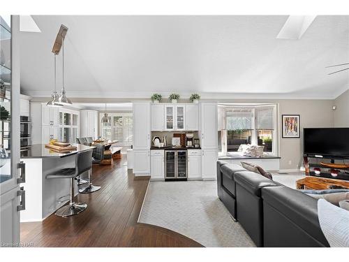 6108 Mountainside Street, Niagara Falls, ON - Indoor Photo Showing Living Room