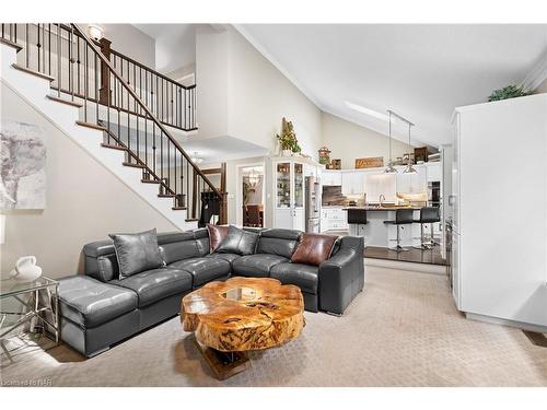 6108 Mountainside Street, Niagara Falls, ON - Indoor Photo Showing Living Room