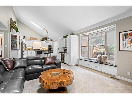 6108 Mountainside Street, Niagara Falls, ON - Indoor Photo Showing Living Room