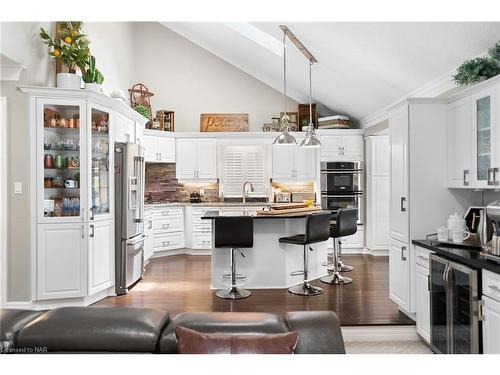 6108 Mountainside Street, Niagara Falls, ON - Indoor Photo Showing Kitchen With Upgraded Kitchen