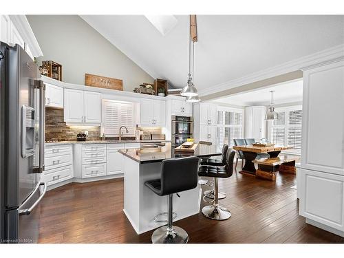 6108 Mountainside Street, Niagara Falls, ON - Indoor Photo Showing Kitchen With Upgraded Kitchen