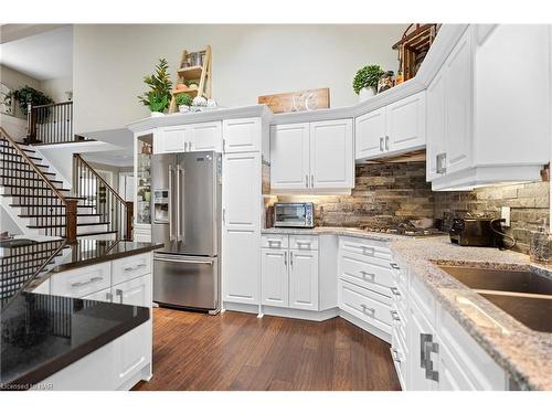 6108 Mountainside Street, Niagara Falls, ON - Indoor Photo Showing Kitchen With Upgraded Kitchen