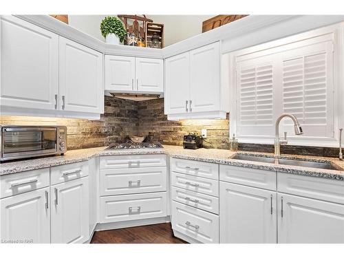 6108 Mountainside Street, Niagara Falls, ON - Indoor Photo Showing Kitchen With Double Sink With Upgraded Kitchen