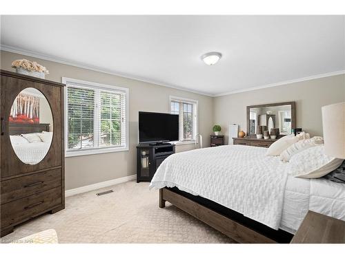 6108 Mountainside Street, Niagara Falls, ON - Indoor Photo Showing Bedroom