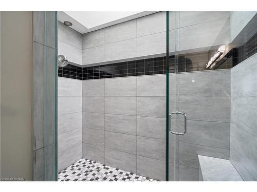 6108 Mountainside Street, Niagara Falls, ON - Indoor Photo Showing Bathroom