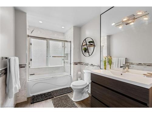 6108 Mountainside Street, Niagara Falls, ON - Indoor Photo Showing Bathroom