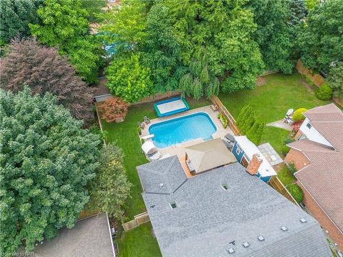 6108 Mountainside Street, Niagara Falls, ON - Outdoor With In Ground Pool