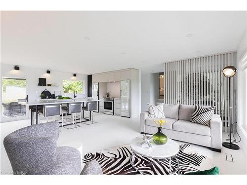 413 Queenston Road, Niagara-On-The-Lake, ON - Indoor Photo Showing Living Room