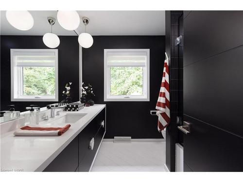 413 Queenston Road, Niagara-On-The-Lake, ON - Indoor Photo Showing Bathroom