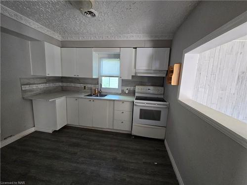 5963 Kister Road, Niagara Falls, ON - Indoor Photo Showing Kitchen With Double Sink