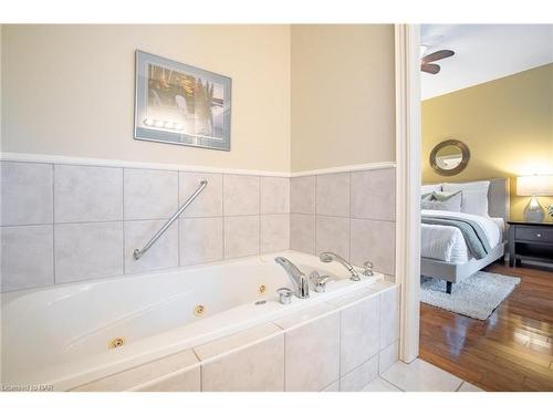 8-27 Parnell Road, St. Catharines, ON - Indoor Photo Showing Bathroom