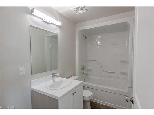 318-50 Herrick Avenue, St. Catharines, ON - Indoor Photo Showing Bathroom