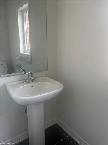 132 Palace Street, Thorold, ON - Indoor Photo Showing Bathroom