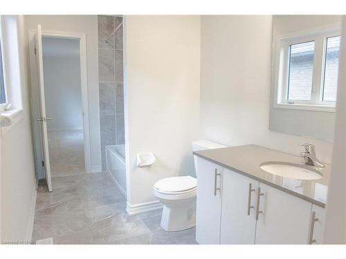 15 Huntsworth Avenue, Thorold, ON - Indoor Photo Showing Bathroom