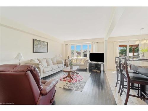 6604 Mary Drive Drive, Niagara Falls, ON - Indoor Photo Showing Living Room