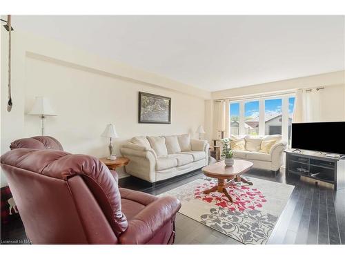 6604 Mary Drive Drive, Niagara Falls, ON - Indoor Photo Showing Living Room