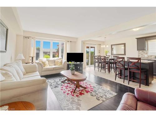 6604 Mary Drive Drive, Niagara Falls, ON - Indoor Photo Showing Living Room