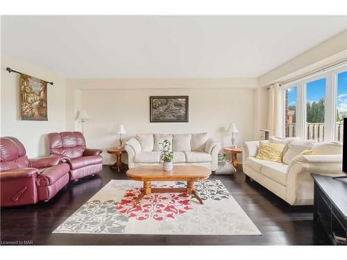 6604 Mary Drive Drive, Niagara Falls, ON - Indoor Photo Showing Living Room