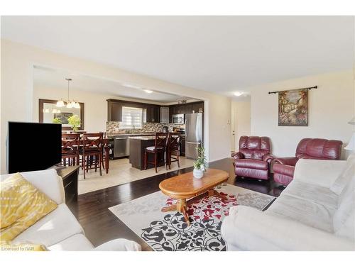 6604 Mary Drive Drive, Niagara Falls, ON - Indoor Photo Showing Living Room