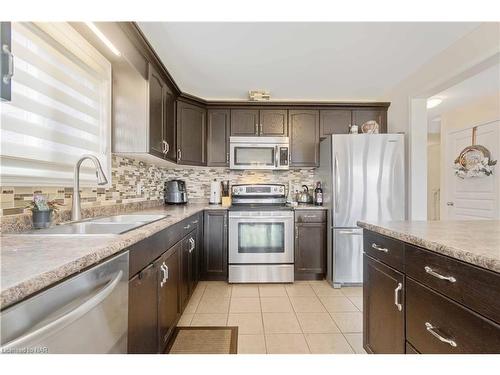 6604 Mary Drive Drive, Niagara Falls, ON - Indoor Photo Showing Kitchen With Double Sink With Upgraded Kitchen