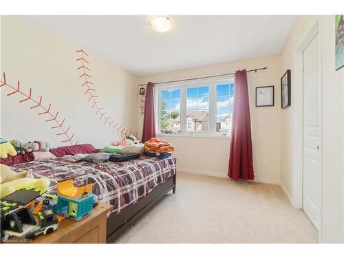 6604 Mary Drive Drive, Niagara Falls, ON - Indoor Photo Showing Bedroom