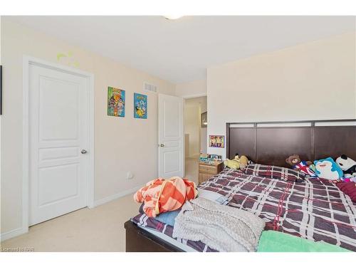 6604 Mary Drive Drive, Niagara Falls, ON - Indoor Photo Showing Bedroom