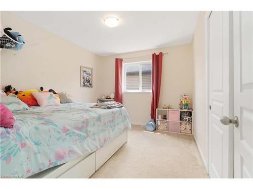 6604 Mary Drive Drive, Niagara Falls, ON - Indoor Photo Showing Bedroom