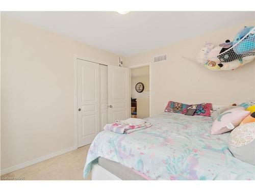 6604 Mary Drive Drive, Niagara Falls, ON - Indoor Photo Showing Bedroom