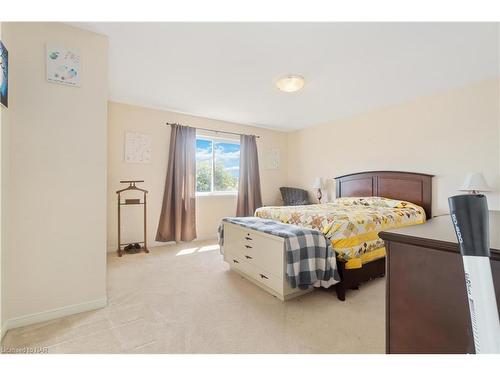 6604 Mary Drive Drive, Niagara Falls, ON - Indoor Photo Showing Bedroom