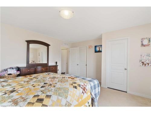 6604 Mary Drive Drive, Niagara Falls, ON - Indoor Photo Showing Bedroom