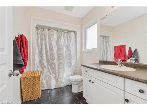 6604 Mary Drive Drive, Niagara Falls, ON - Indoor Photo Showing Bathroom