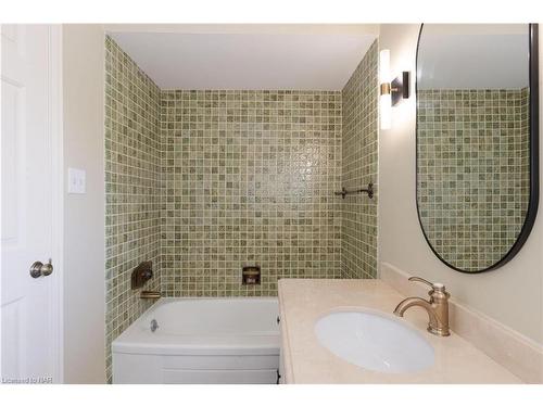 22 Port Master Drive, St. Catharines, ON - Indoor Photo Showing Bathroom