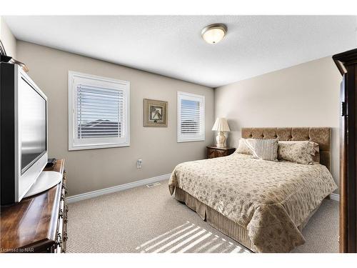 4776 Victor Drive, Niagara Falls, ON - Indoor Photo Showing Bedroom