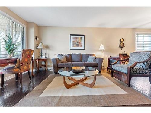 5843 Aspen Court, Niagara Falls, ON - Indoor Photo Showing Living Room