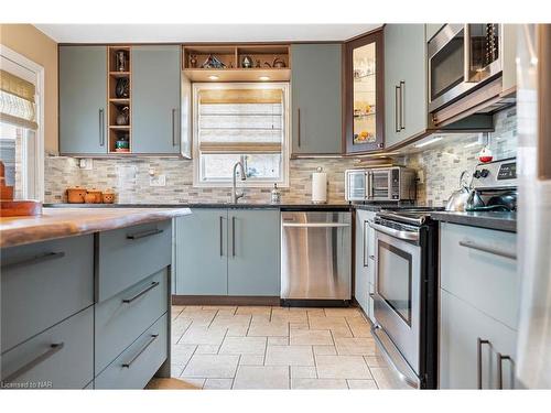 5843 Aspen Court, Niagara Falls, ON - Indoor Photo Showing Kitchen