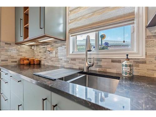 5843 Aspen Court, Niagara Falls, ON - Indoor Photo Showing Kitchen With Double Sink