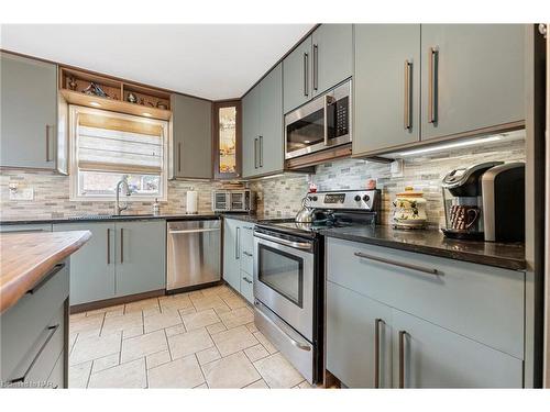 5843 Aspen Court, Niagara Falls, ON - Indoor Photo Showing Kitchen With Double Sink With Upgraded Kitchen