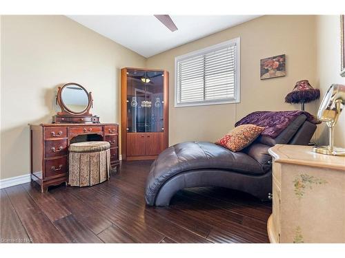 5843 Aspen Court, Niagara Falls, ON - Indoor Photo Showing Bedroom