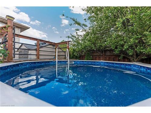 5843 Aspen Court, Niagara Falls, ON - Outdoor With Above Ground Pool