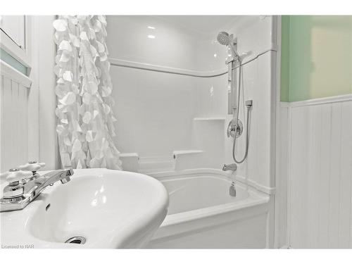 103 Clare Avenue, Port Colborne, ON - Indoor Photo Showing Bathroom