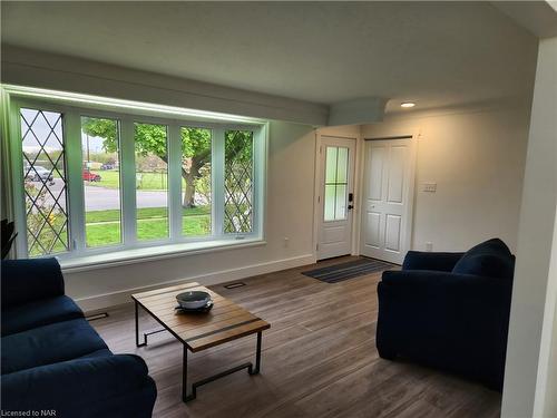 554 Lake Street, St. Catharines, ON - Indoor Photo Showing Living Room