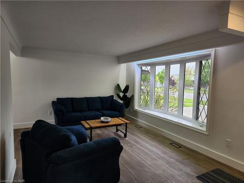 554 Lake Street, St. Catharines, ON - Indoor Photo Showing Living Room