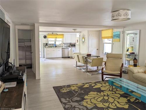 336 Schooley Road, Crystal Beach, ON - Indoor Photo Showing Living Room