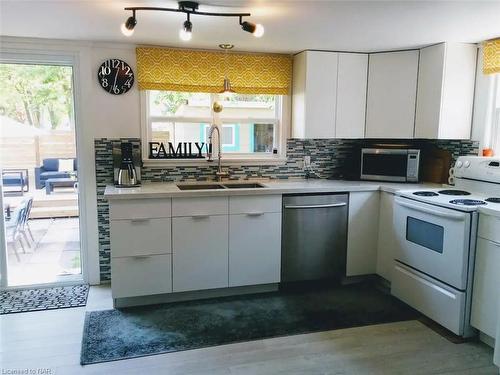 336 Schooley Road, Crystal Beach, ON - Indoor Photo Showing Kitchen With Double Sink