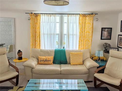 336 Schooley Road, Crystal Beach, ON - Indoor Photo Showing Living Room