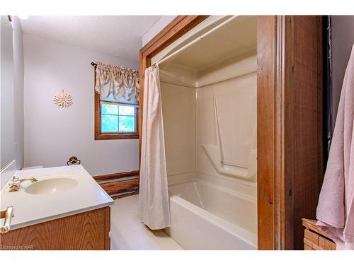 2978 Shawnee Trail, Ridgeway, ON - Indoor Photo Showing Bathroom