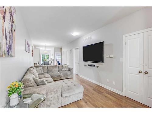 B-90 Ormond Street N, Thorold, ON - Indoor Photo Showing Living Room