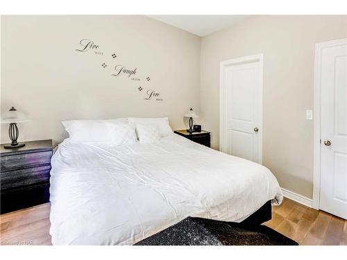 B-90 Ormond Street N, Thorold, ON - Indoor Photo Showing Bedroom