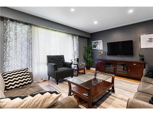 17 St. Lawrence Drive, St. Catharines, ON - Indoor Photo Showing Living Room